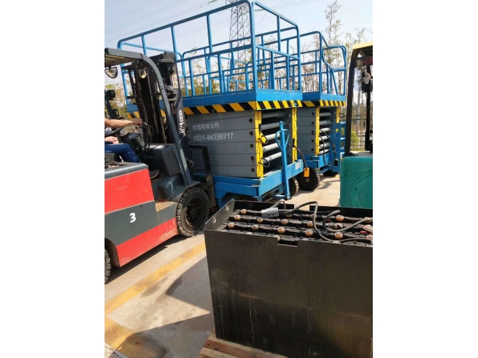 高空作業(yè)車